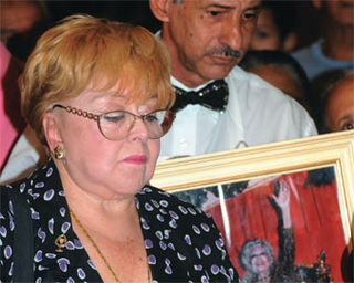 No velório na Assembléia Legislativa do Rio, a tristeza de Decimar, única filha de Dercy.