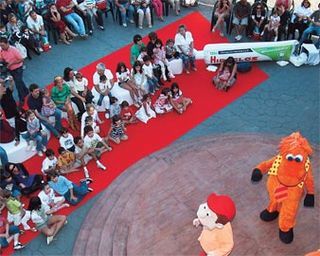 Após o almoço, os convidados do CARAS One Day Kids curtem uma tarde musical para lá de animada.