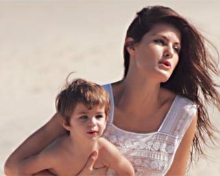 Isabeli Fontana brinca com filho Lucas em ensaio de fotos no Rio.