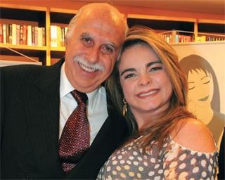 Cercado de amigos, especialista em reprodução humana comanda noite de autógrafos, em SP.