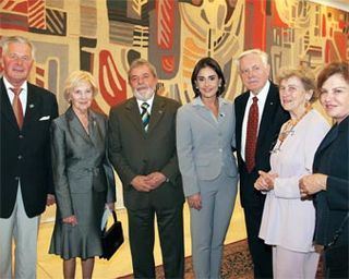 Na mesma semana, a apresentadora da Rede TV! vai a almoço para o presidente da Lituânia no Palácio do Itamaraty, em Brasília, e marca presença na inauguração de restaurante em SP.