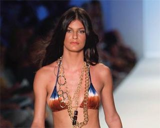No evento de moda praia, a paulista desfila para a Cia. Marítima, de Benny Rosset.