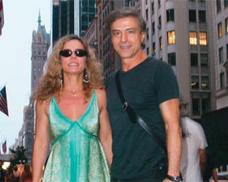 No museu, o casal celebra exibição de seu filme O Signo da Cidade.
