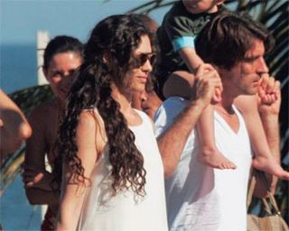 Com sua barriguinha de quatro meses, a atriz, que espera outro menino, chega à praia do Leblon com Petrit e o filho, Tomás.
