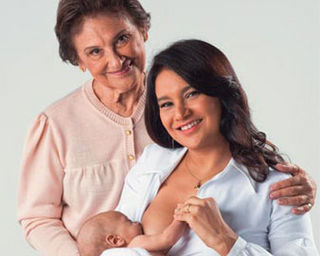 Inácio, que nasceu com sete meses e meio, mas já está com peso e tamanho ideais para a idade, 3 meses, posa com a mãe e a avó para a 17ª Semana Mundial da Amamentação.