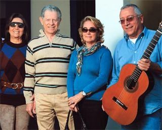 Os casais Alberto e Maritza de Orleans e Bragança e Ruth e Arnaldo Niskier, Bia Costa e Silva e o músico.