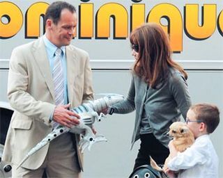 Na Avenue Montaigne, em Paris, ela chega com bolsa para transporte de pets para pegar Aurélien, seu filho com o ex Raphaël Enthoven, e seu cãozinho.