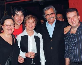 Após a apresentação da peça, a confraternização de Zezé, Fernanda, Kika, Arlindo, Glória, Tarcísio, Augusto e Paulo.