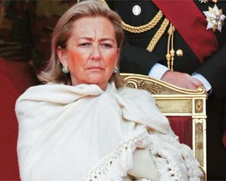 De xale, a rainha Paola cruzou as pernas em ângulo um tanto plebeu e não disfarçou o tédio.