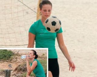 PAOLA OLIVEIRA BATE UM BOLÃO NO RIO
