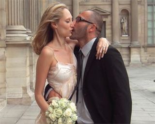 Juntos há cinco anos, a modelo eterniza seu amor pelo empresário francês.