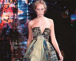 A top desfila para Georges Hobeika em Paris.