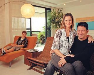 No apartamento do casal, no Rio, Janaina e Luiz Carlos namoram diante de Bernardo, filho dele.