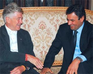 No Palácio da Liberdade, em BH, o diretor de Veludo Azul e Cidade dos Sonhos conversa com Aécio, que recebe ainda Donovan Leitch.