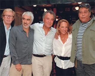 No boteco Jobi, Nizan, cercado por Robert Forrest, Fred D'Orey, Lenny e David Azulay, fala do evento de alto verão que realizará entre 5 e 8 de novembro.