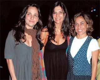 Cercada pelas amigas Íris Bustamante e Cissa Guimarães, Helena assiste ao namorado, Max Sette, se apresentar ao lado da cantora Nina Becker com a Orquestra Imperial.