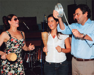 Torloni com Gabriela, filha de Aécio, na homenagem do AfroReggae ao governador no Cantagalo, Rio.