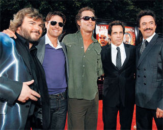 O tapete vermelho do Mann Village Theater, na Cailfórnia, ficou pequeno diante do exército de famosos que conferiu a exibição da comédia Tropic Thunder.