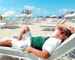 Aos 64 anos, o elétrico Ney em raro momento de descanso em South Beach, em Miami, antes de começar a gravar Negócio da China, trama das 6 que estréia em outubro.