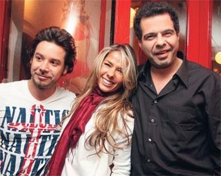 Adriane Galisteu empresta seu charme à fachada do restaurante Ritz, nos Jardins, que inaugura ao lado do amado e do autor das fotos, que ficam expostas até o dia 22 . A apresentadora recebe os elogios de amigos e familiares na noite.