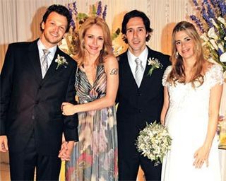 Os atores Guilherme e Babi com os recém-casados.