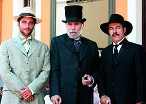 DÉBORA FALABELLA COM BRUNO, REGINALDO E OSMAR