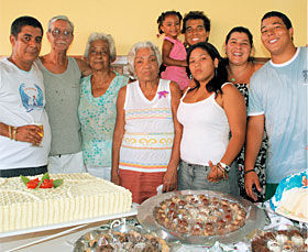 ZECA PAGODINHO E FILHO LOUIS CELEBRAM ANIVERSÁRIO