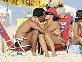 SUSANA VIEIRA E O NAMORADO NA PRAIA