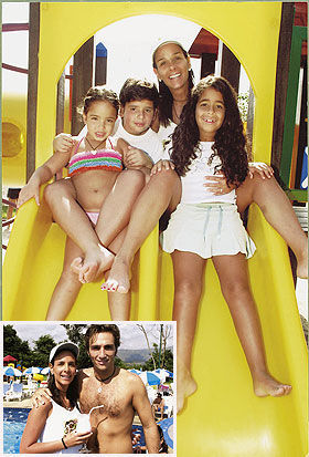 ANIKE WAINZTEIN COM O MARIDO E OS FILHOS