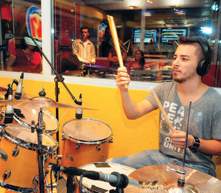 Junior Lima coloca músicas na internet…