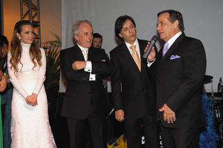 Os noivos e Tom ouvem Ronnie Von