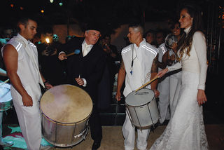 Otávio brinca com o grupo Tech Samba