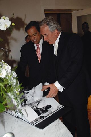 Otávio mostra a Claudio Pessutti o livro-ensaio dos noivos by Everton Rosa