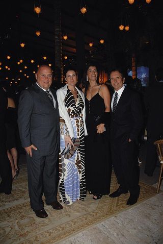 Os casais José Victor Oliva e Tatiana Oliva e Rossana Fanucchi e Emerson Fittipaldi