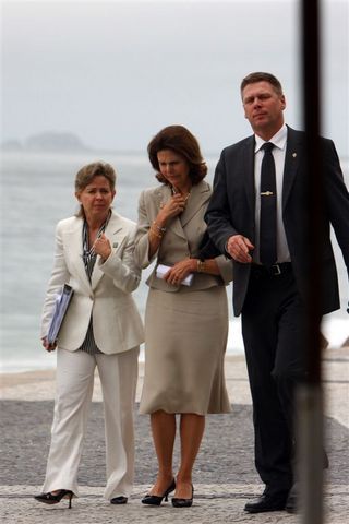 Rainha Silvia caminha de salto alto em Ipanema