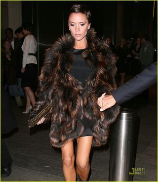 Victoria Beckham usa casaco de pele…