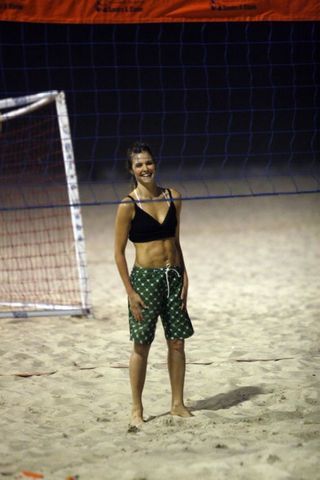 Fernanda Lima mostra boa forma na praia…