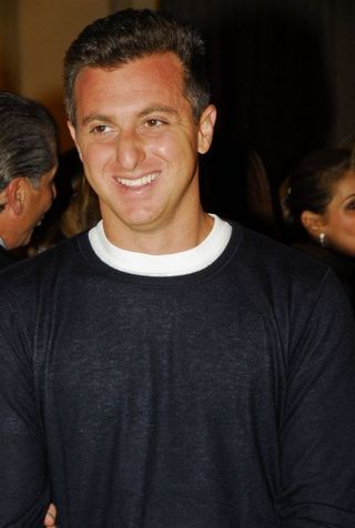 Luciano Huck distribui TVs no Twitter