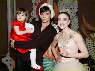Suri Cruise assiste ao clássico de Natal…