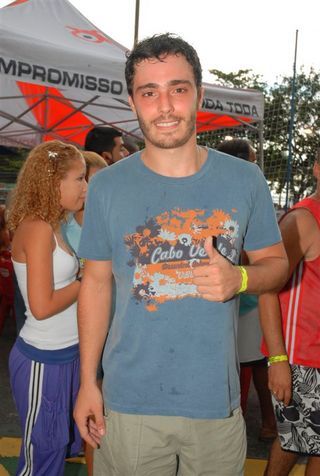 Thiago Rodrigues joga futebol com artistas…