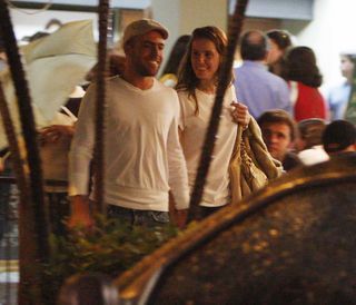 Deborah Secco passeia com o namorado…