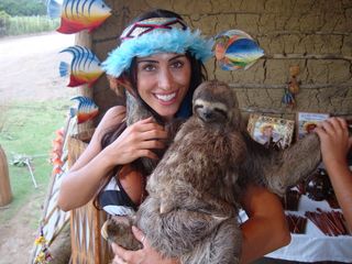 Jaque Khuri abraça um bicho-preguiça