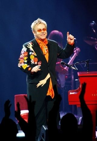 Elton John pede papel e lápis para hotel