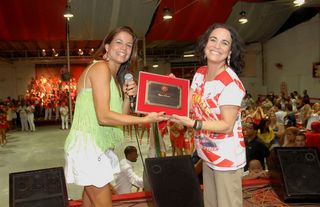 Regina Duarte homenageada por sambistas