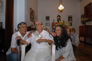 Dona Canô comanda festa com os filhos