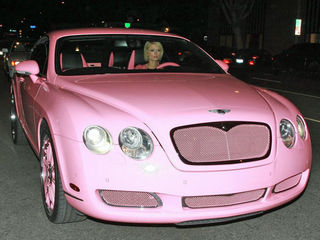 Paris Hilton combina carros com cor da roupa