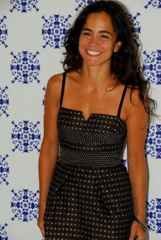 Alice Braga mergulha no universo da moda