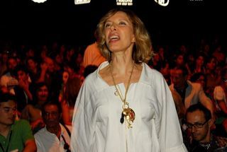 Marília Gabriela evita carro