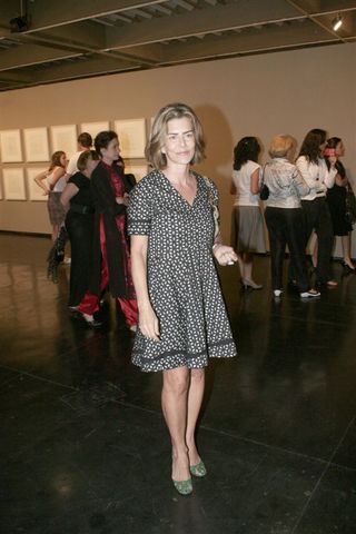 Maitê Proença prestigia Vik Muniz