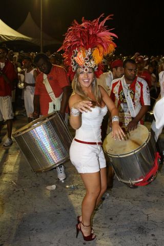 Íris Stefanelli mostra samba no pé